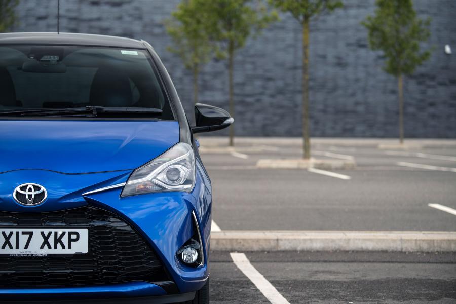 Детали экстерьера Toyota Yaris Bi-Tone 2017 года  (UK) (фото 2 из 40)